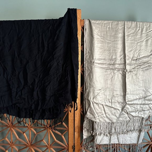 Lot of 4 Scarves - Picture 2 of 3